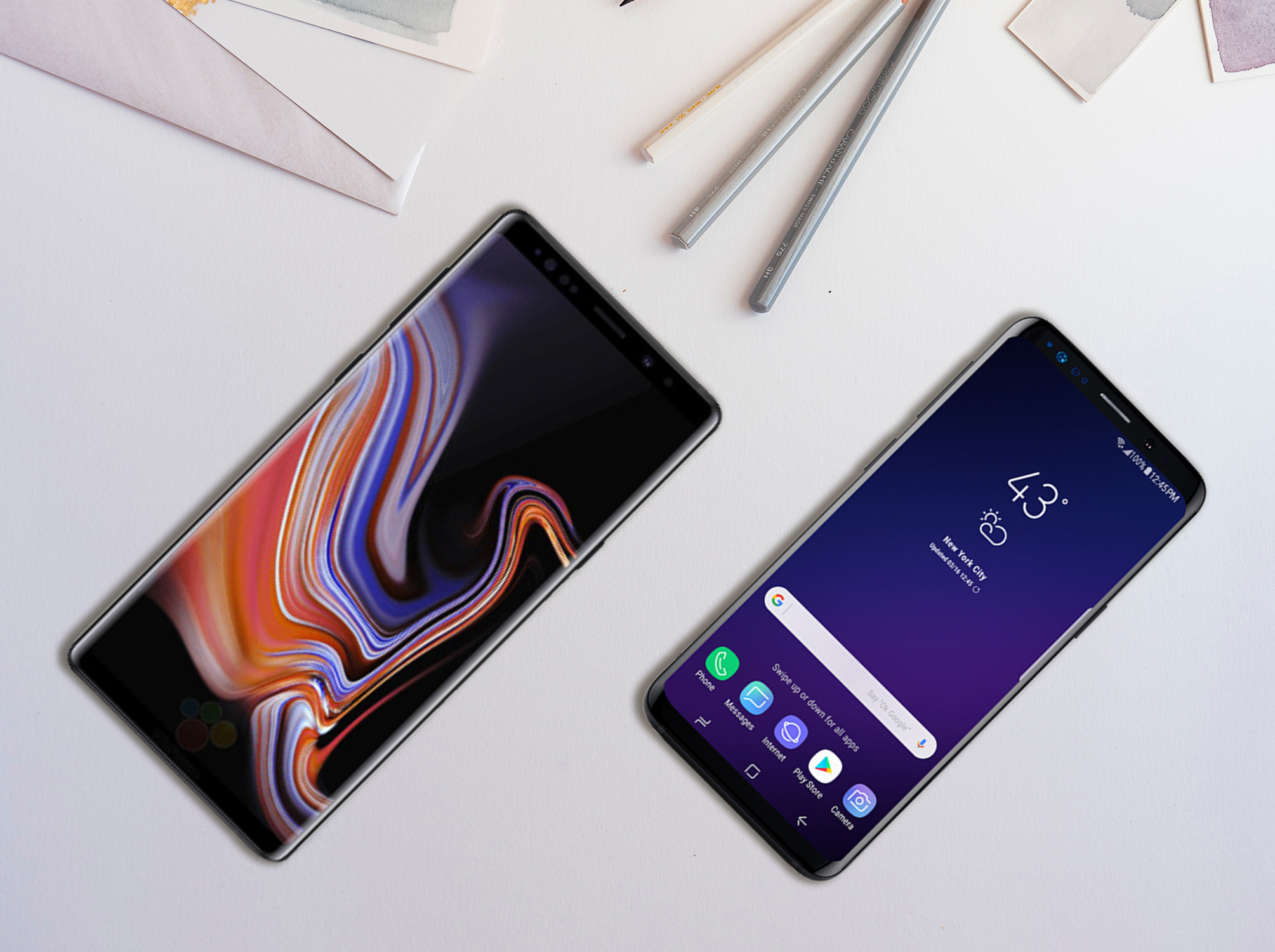 Zwei Smartphones auf weißer Oberfläche, eines mit farbenfroher Anzeige und eines mit App-Oberfläche.