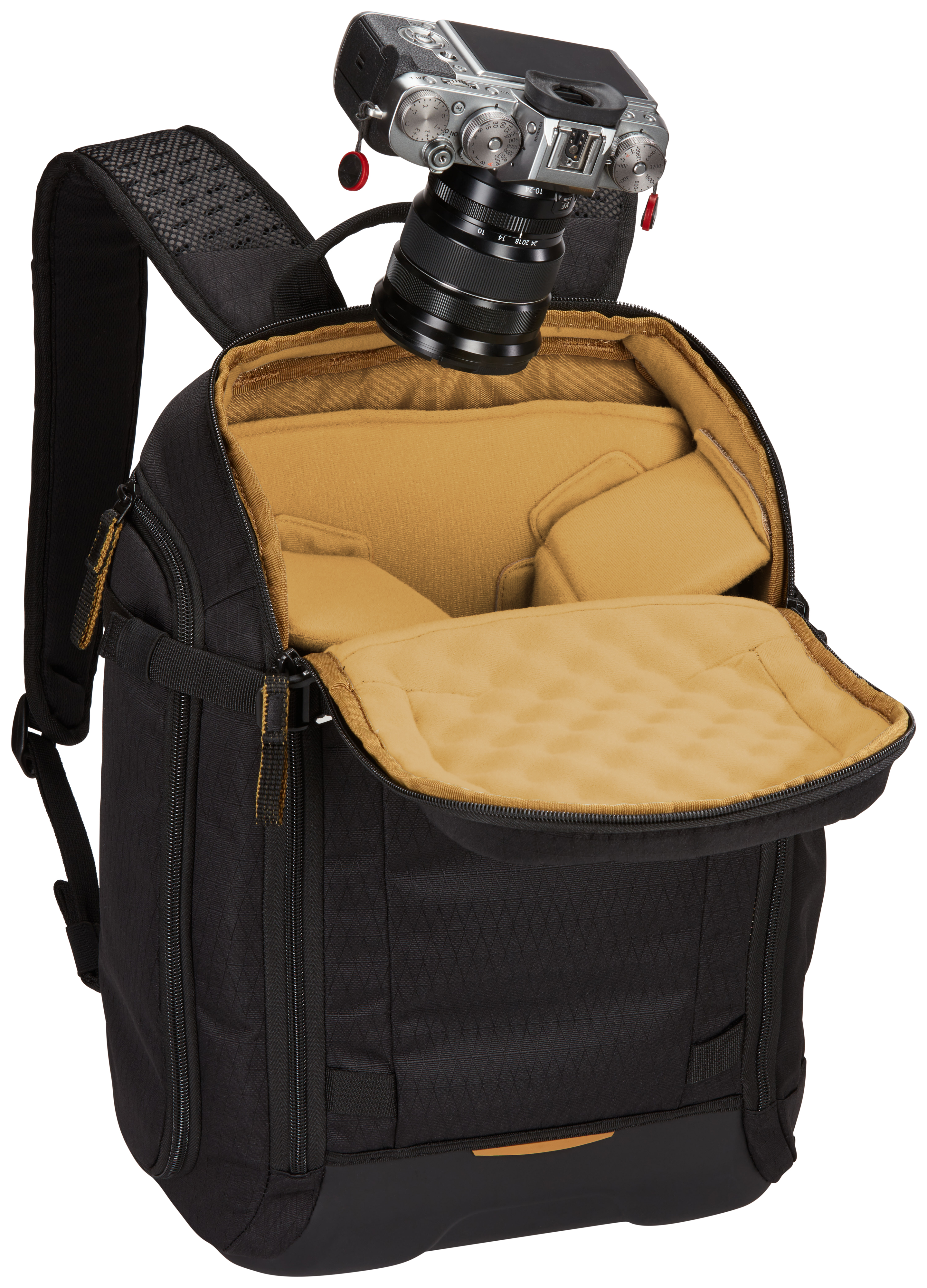 Zwarte rugzak met een camera erin, open. De tas heeft een beige interieur.