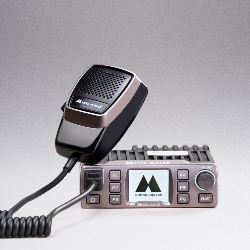 Una radio Midland con microfono. La radio ha pulsanti e schermo. Il microfono è nero e grigio.