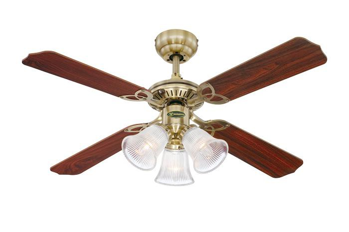 Un ventilatore a soffitto in ottone con quattro pale in legno e tre lampade in vetro. Il ventilatore è acceso.