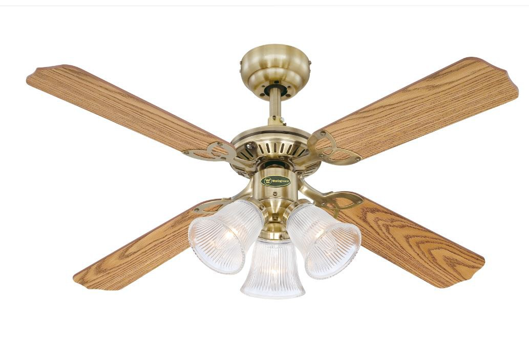 Viene mostrato un ventilatore da soffitto con quattro pale in legno e tre lampade in vetro.