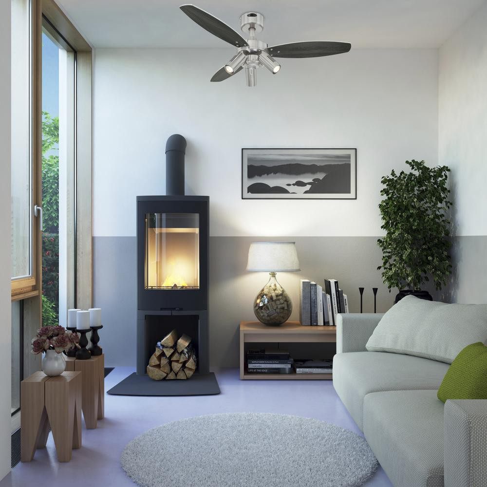 Wohnzimmer mit Kamin, Sofa und Deckenventilator. Ein Gemälde hängt über einem Holzregal.