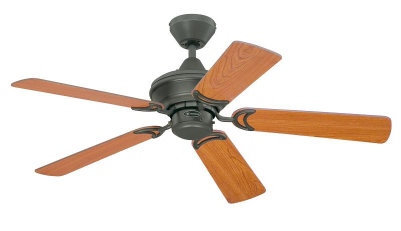 Ein Deckenventilator mit fünf Holzflügeln und einem dunkelgrauen Motorgehäuse. Weißer Hintergrund.