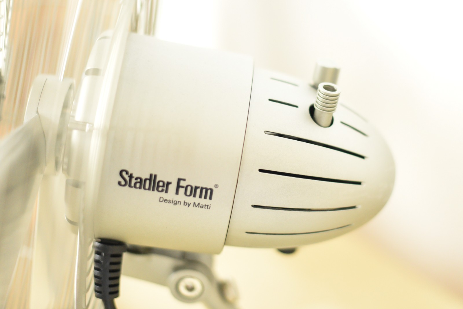 Gros plan d'un ventilateur blanc avec le logo Stadler Form.