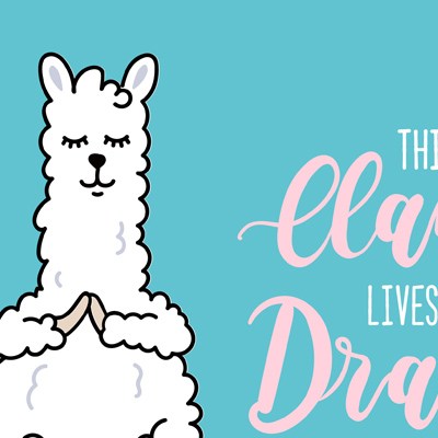 Ein Cartoon-Lama mit geschlossenen Augen in Gebetshaltung. Text sagt 'This Llama Lives Dreams'.