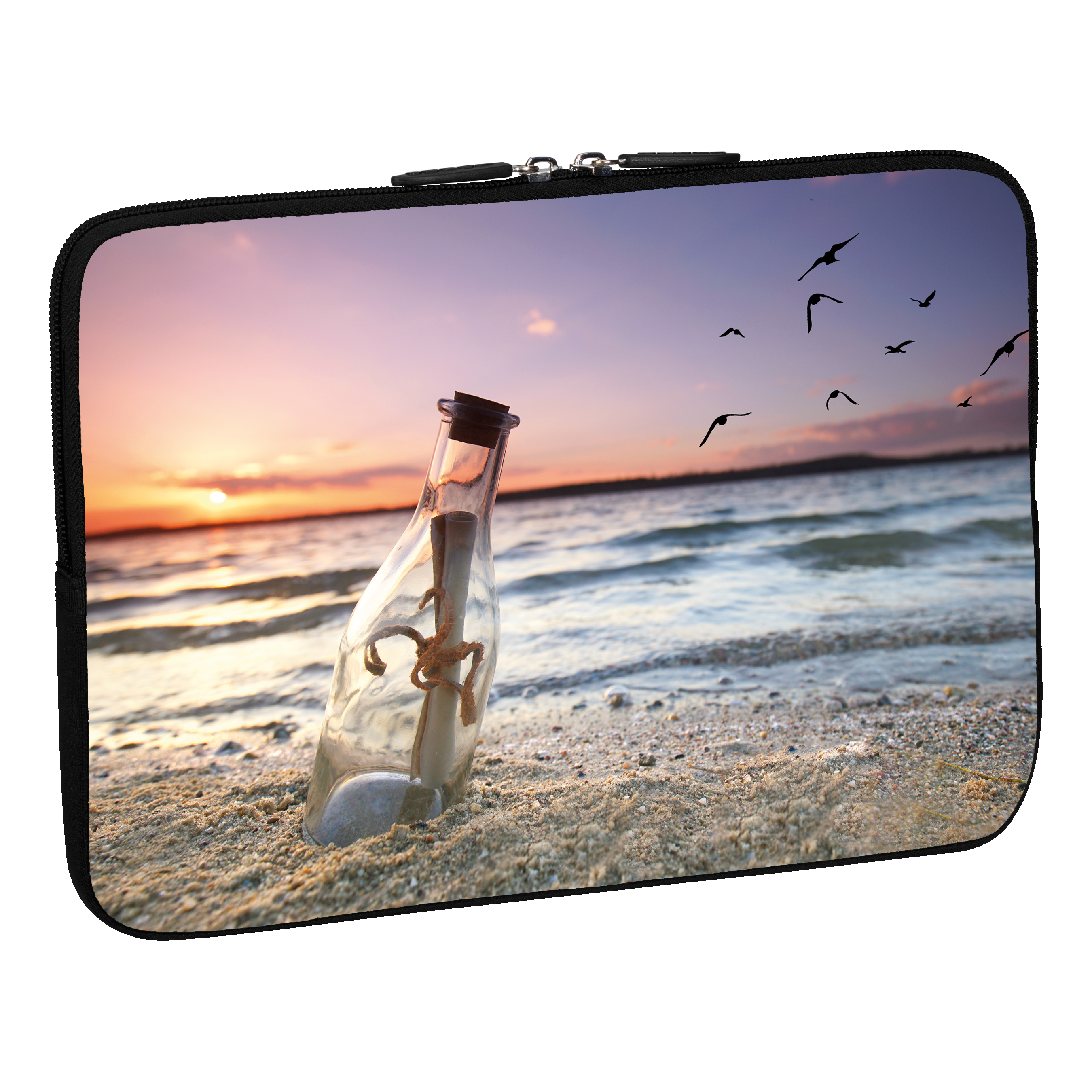 Eine Laptoptasche mit einer Strandszene. Es gibt eine Flaschenpost im Sand.