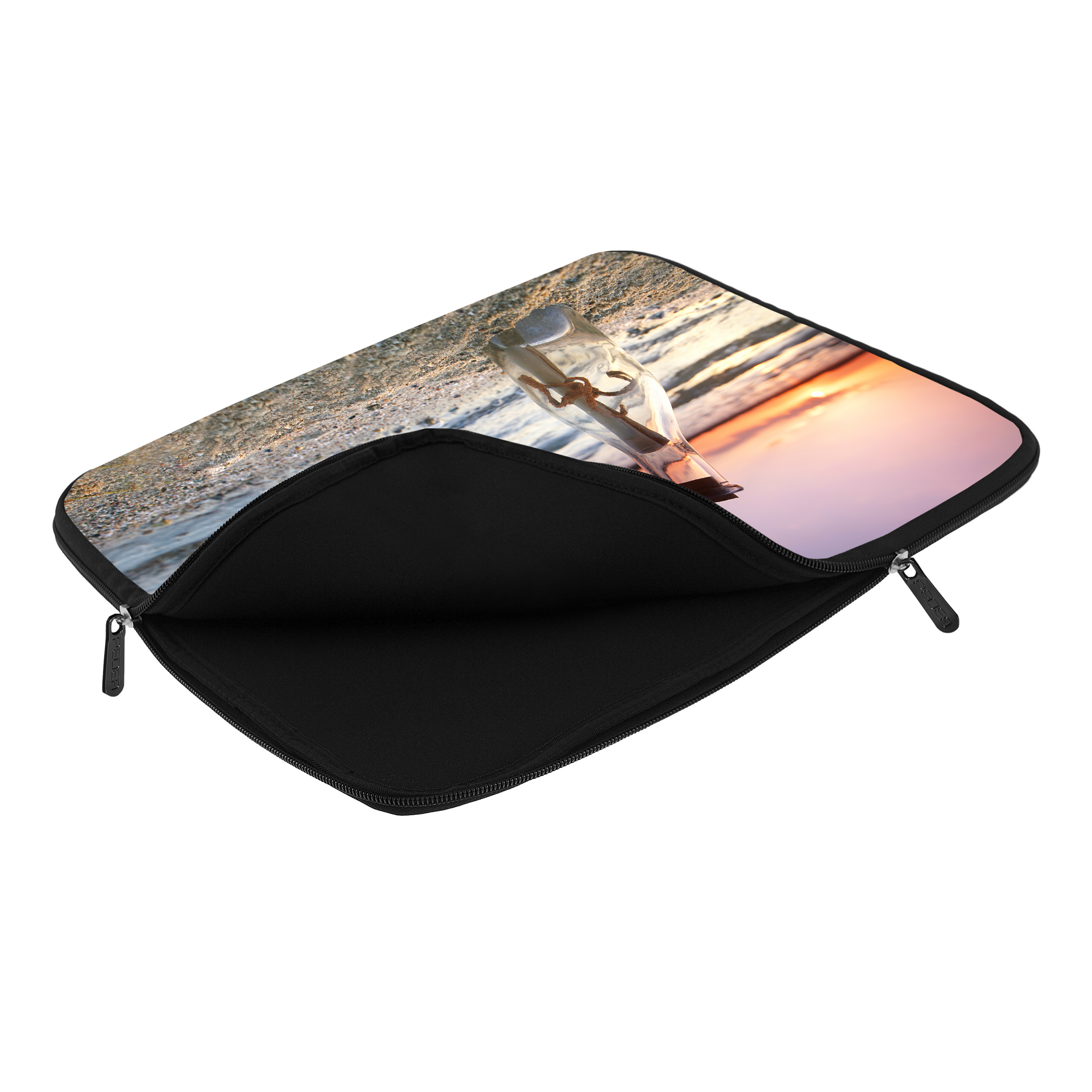 Laptop-Hülle mit einer Flasche im Sand, mit Sonnenuntergang im Hintergrund.