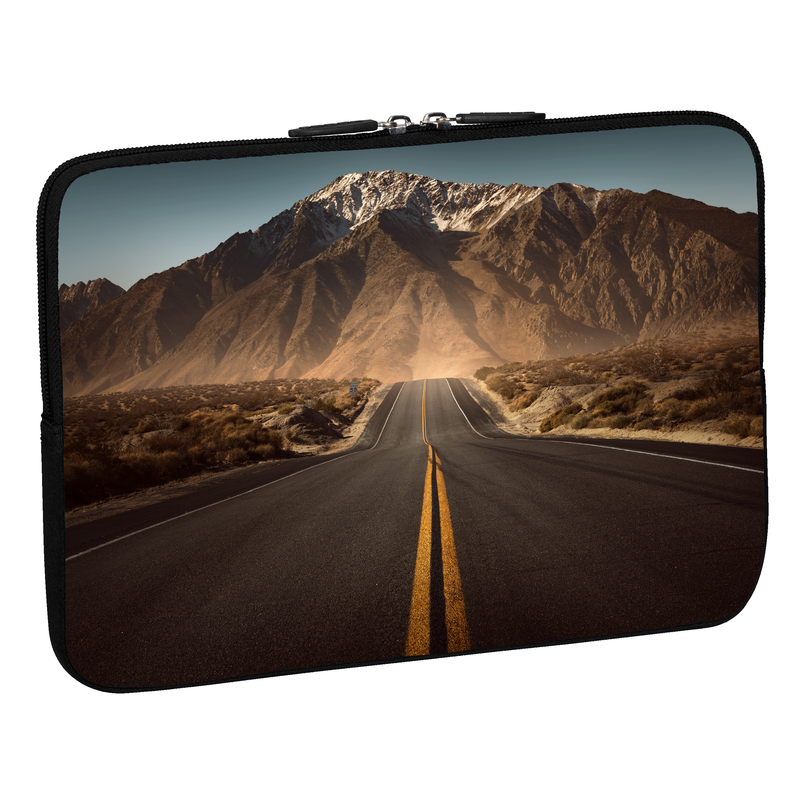 Laptop-Hülle mit einer Straße, die zu Bergen unter blauem Himmel führt.