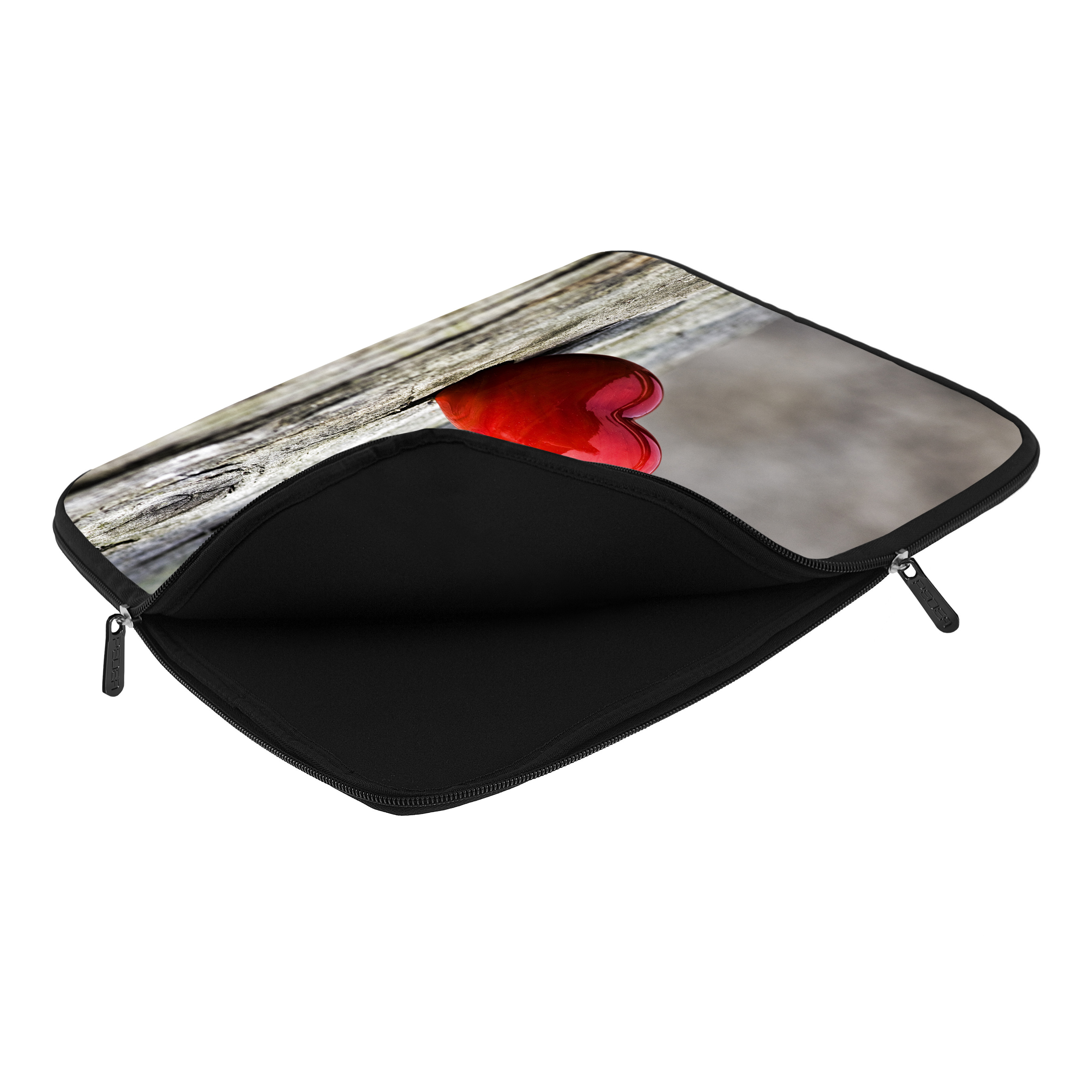 Custodia per laptop con design a cuore rosso, aperta per mostrare l'interno. Sfondo in legno.