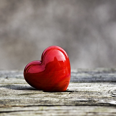 Un cuore rosso su una superficie di legno.