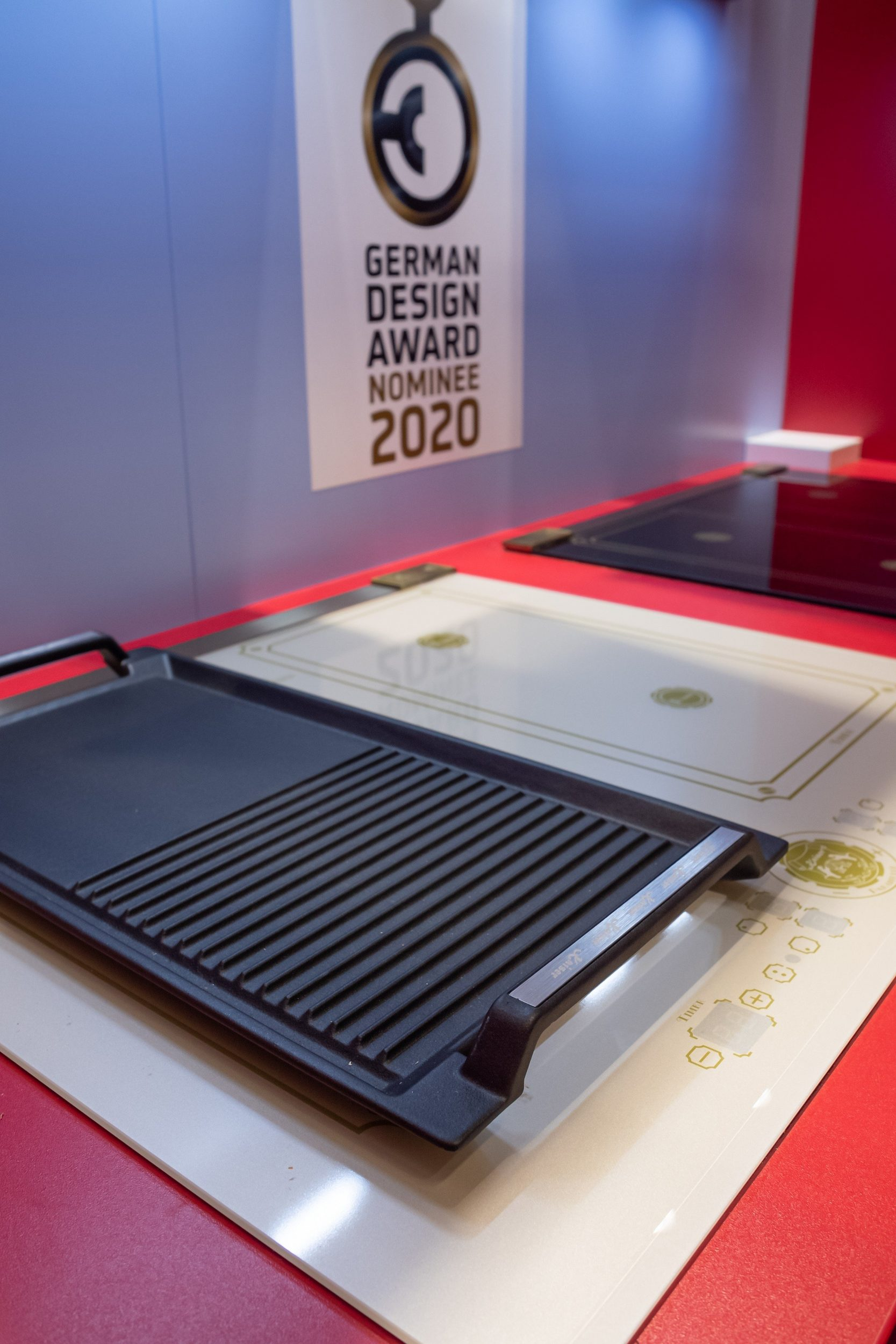 Gewerbeküche mit Grillpfanne und einem Schild des German Design Award.