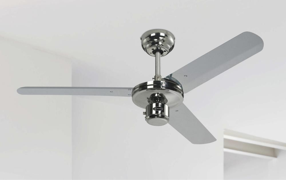 Ein chromfarbener Deckenventilator mit drei Flügeln, an einer weißen Decke montiert.