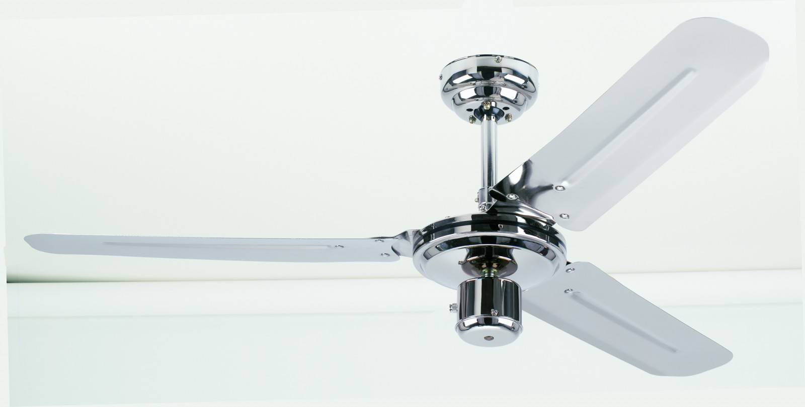 Ein Deckenventilator aus Chrom mit drei Flügeln. Der Ventilator ist an der Decke aufgehängt. Die Flügel drehen sich.