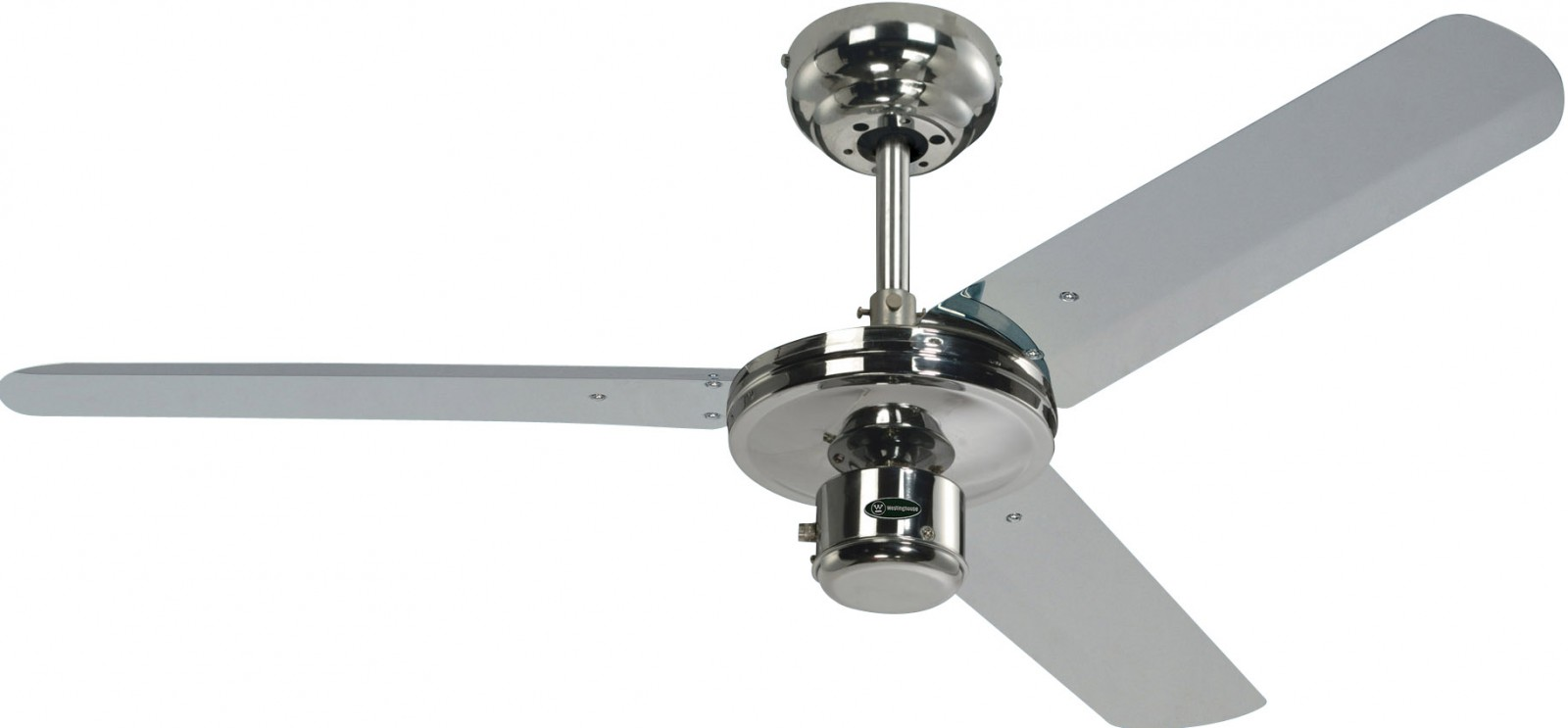 Silberner Deckenventilator mit drei Flügeln. Weißer Hintergrund.
