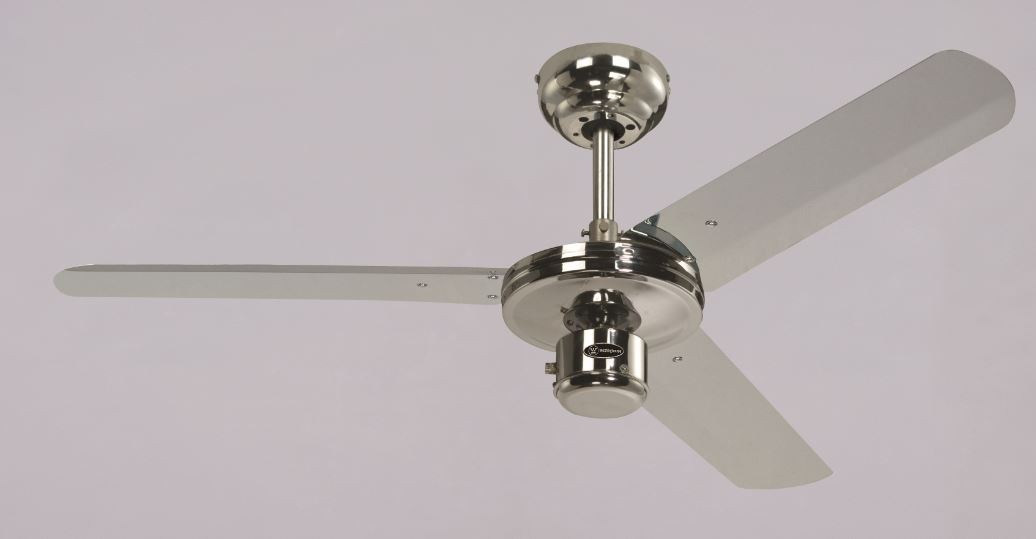 Ein Deckenventilator mit drei Flügeln. Der Ventilator ist silber und weiß.