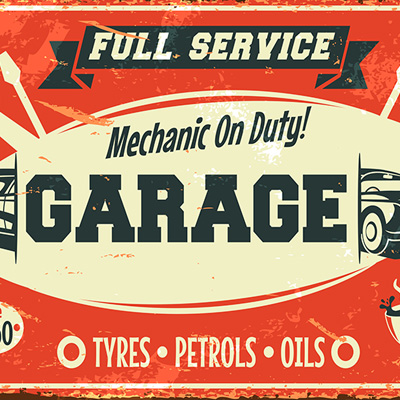 Cartello del garage vintage con testo. Colori rosso e giallo. Il cartello ha un aspetto rustico.