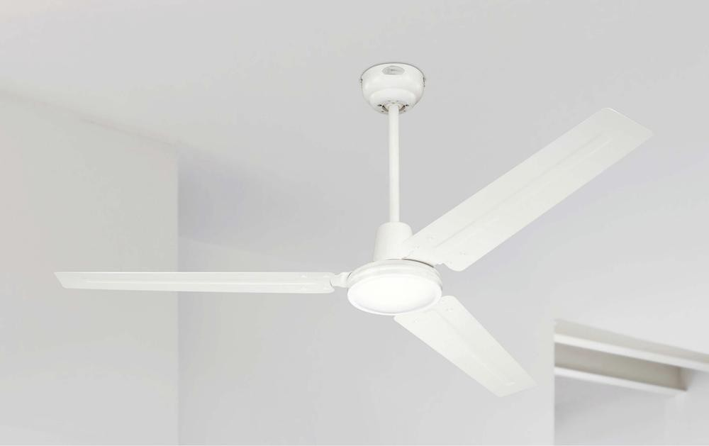 Ein weißer Deckenventilator mit drei Flügeln ist an einer weißen Decke montiert.