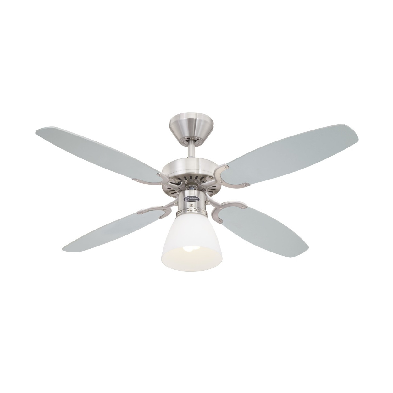 Deckenventilator mit vier hellblauen Flügeln, silbernem Motor und einer Hängelampe. Weißer Hintergrund.