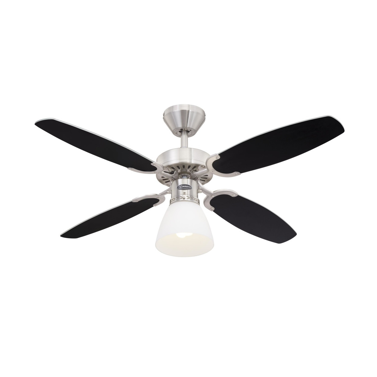 Deckenventilator mit fünf Flügeln, silbernem Motorgehäuse und weißer Leuchte. Weißer Hintergrund.