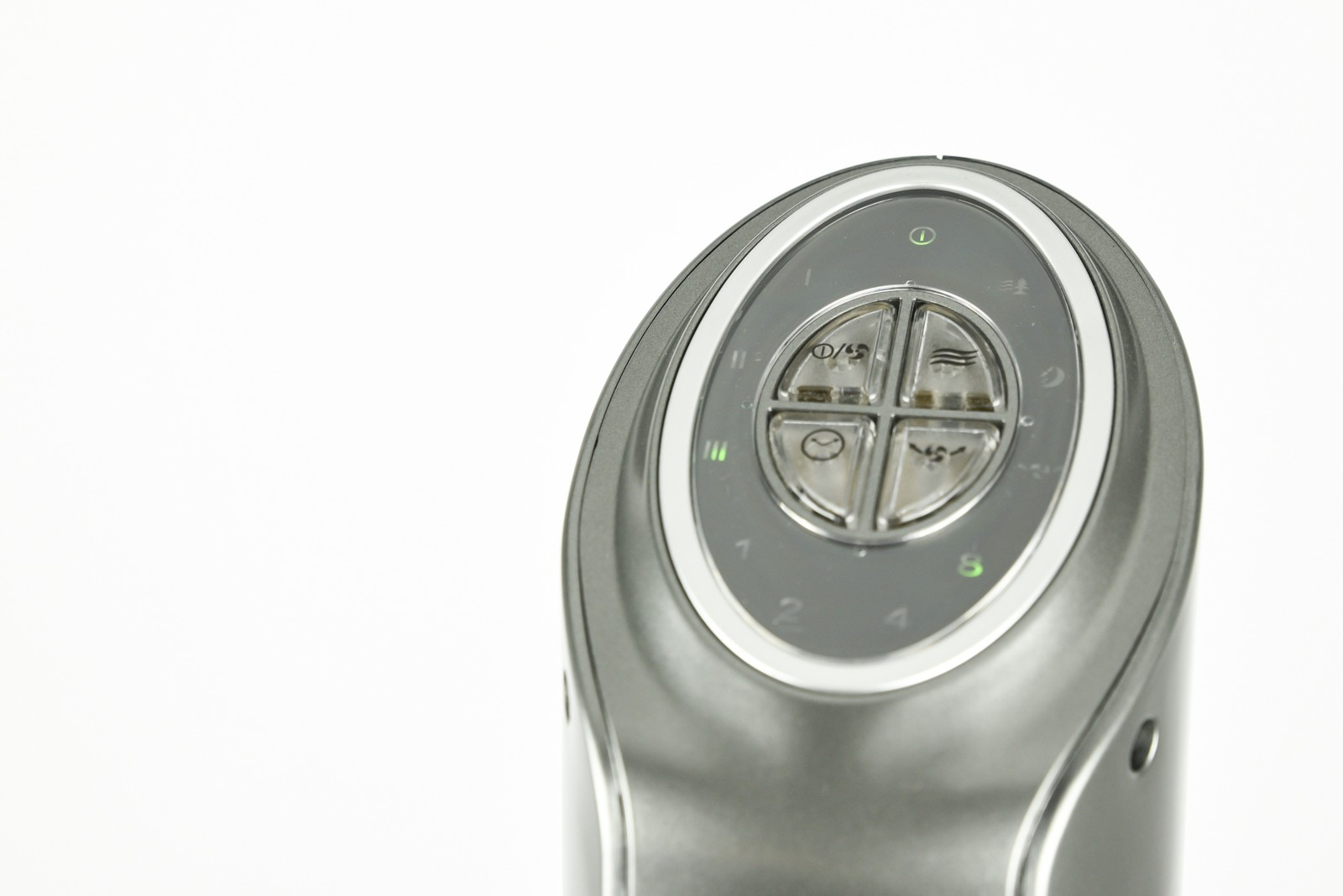 Zbliżenie panelu sterowania z czterema przyciskami i zielonymi światłami. Białe tło.