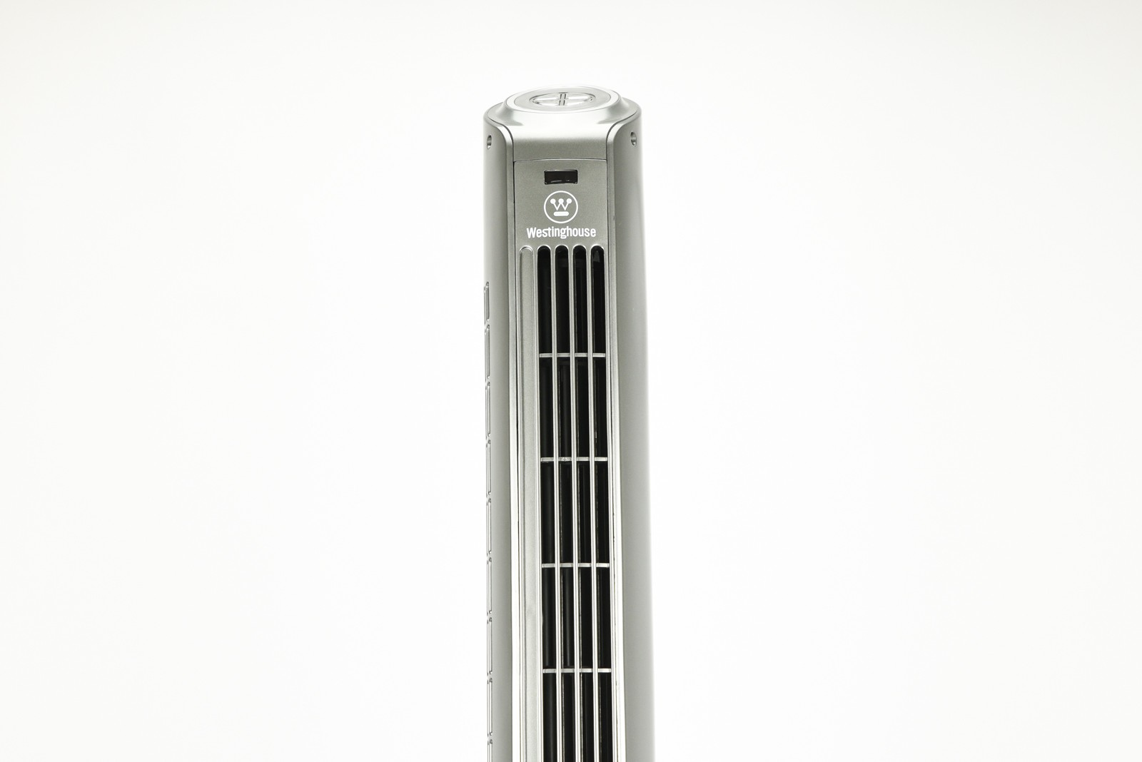 Wysoki, srebrny wentylator z pionowymi otworami wentylacyjnymi, logo Westinghouse, białe tło.