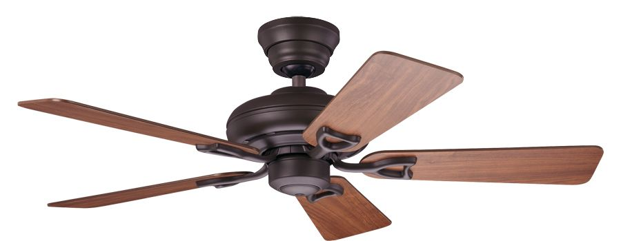 Brauner Deckenventilator mit fünf Blättern und dunkelbraunem Motorgehäuse auf weißem Grund.