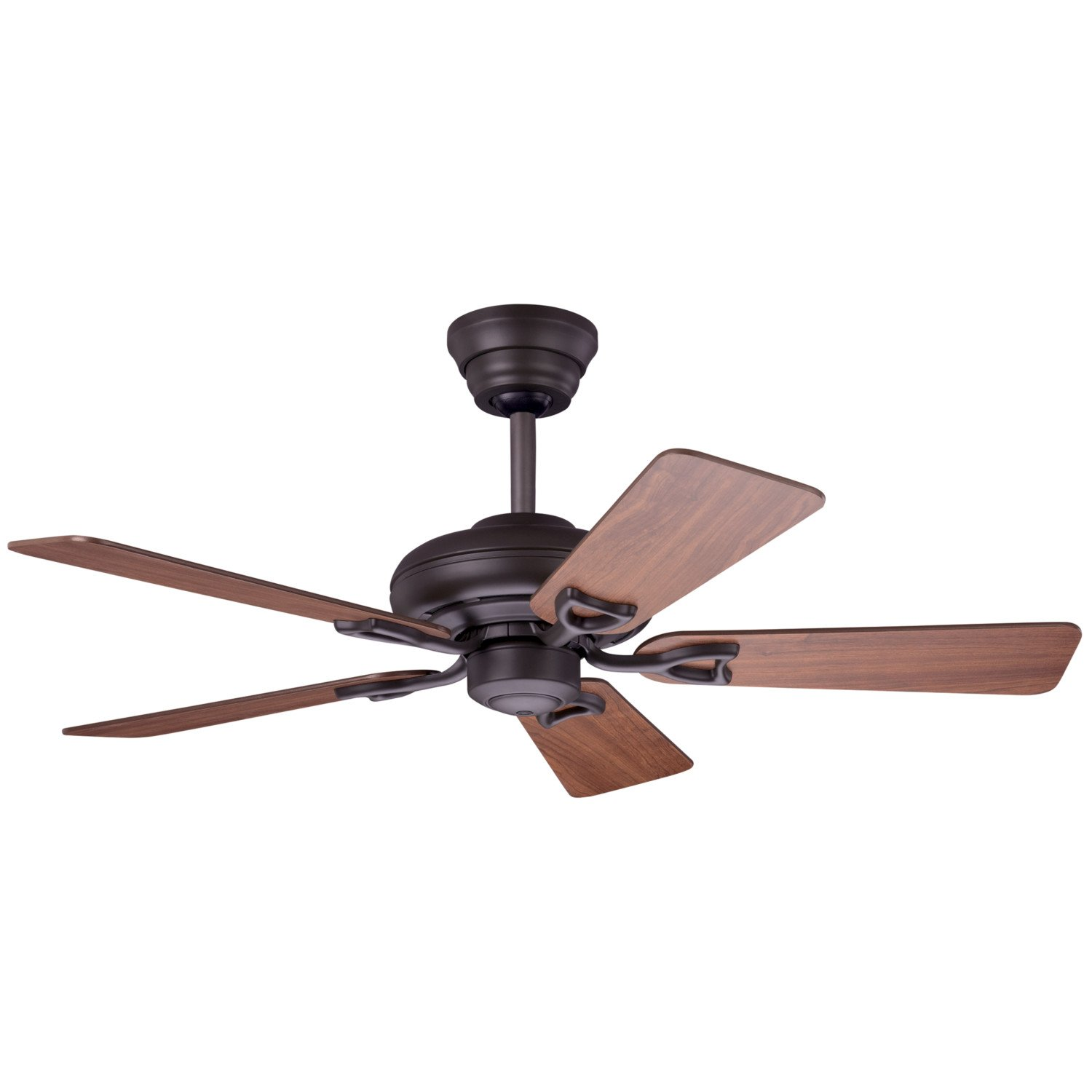 Brauner Deckenventilator mit fünf Holzblättern und dunkelbraunem Motorgehäuse auf weißem Grund.