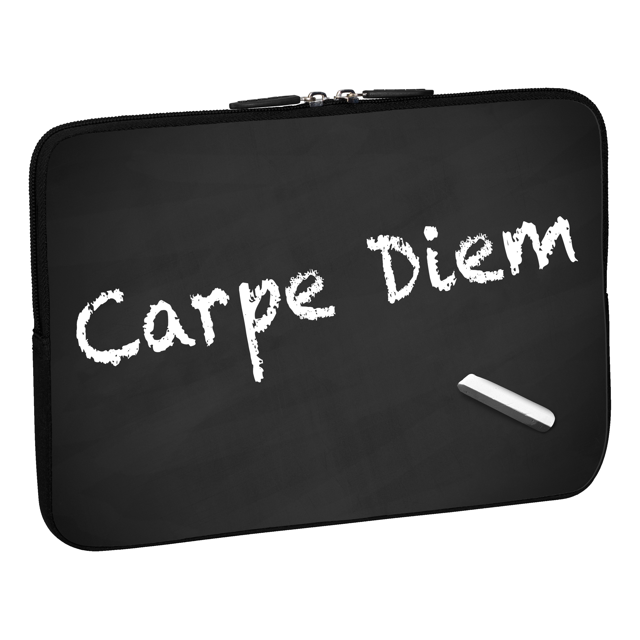 Schwarze Laptoptasche mit „Carpe Diem“ in weißer Kreide und einem Kreidestift. Weißer Hintergrund.