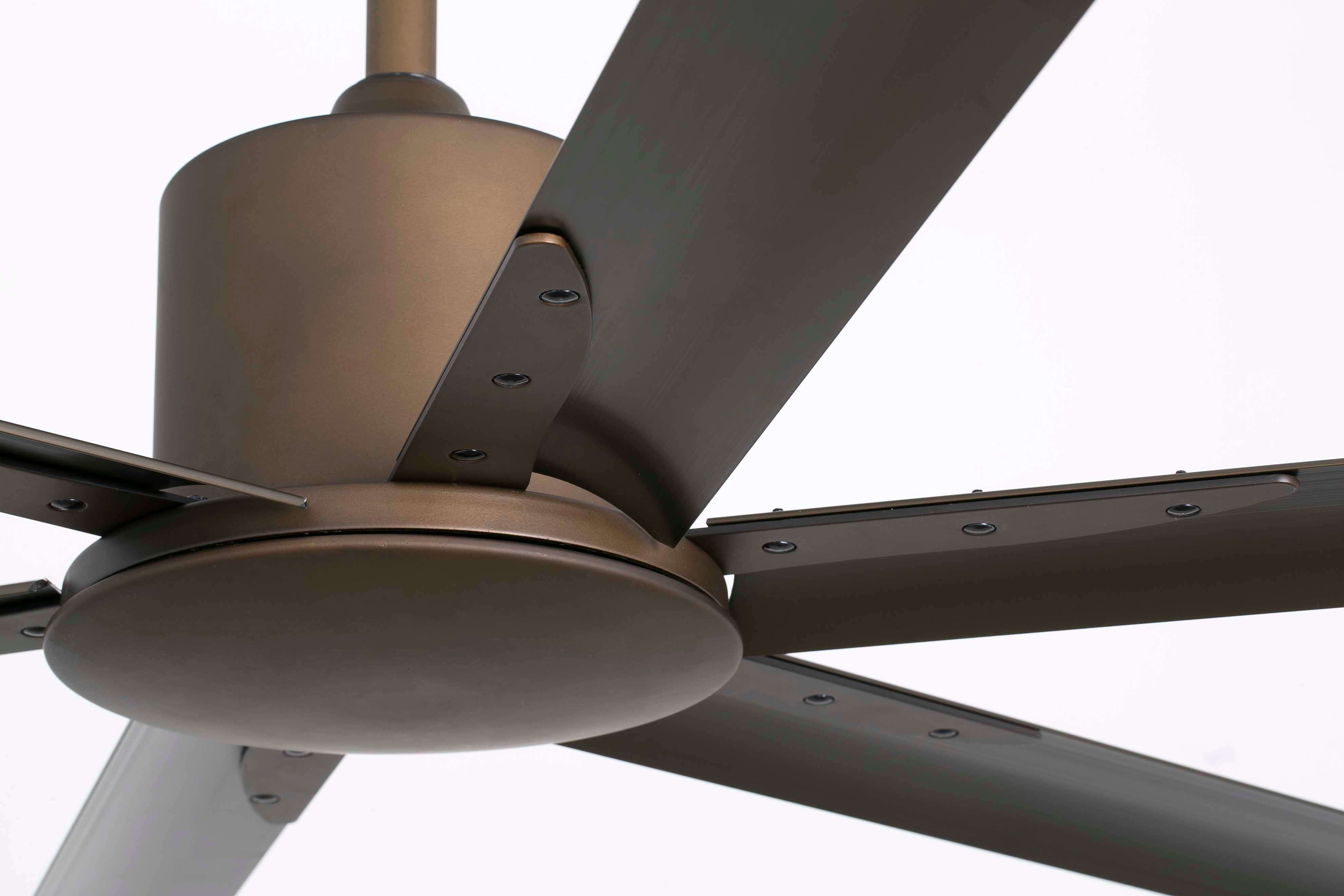 Ventilatore da soffitto bronzo. Pale e alloggiamento del motore visibili. Sfondo bianco.