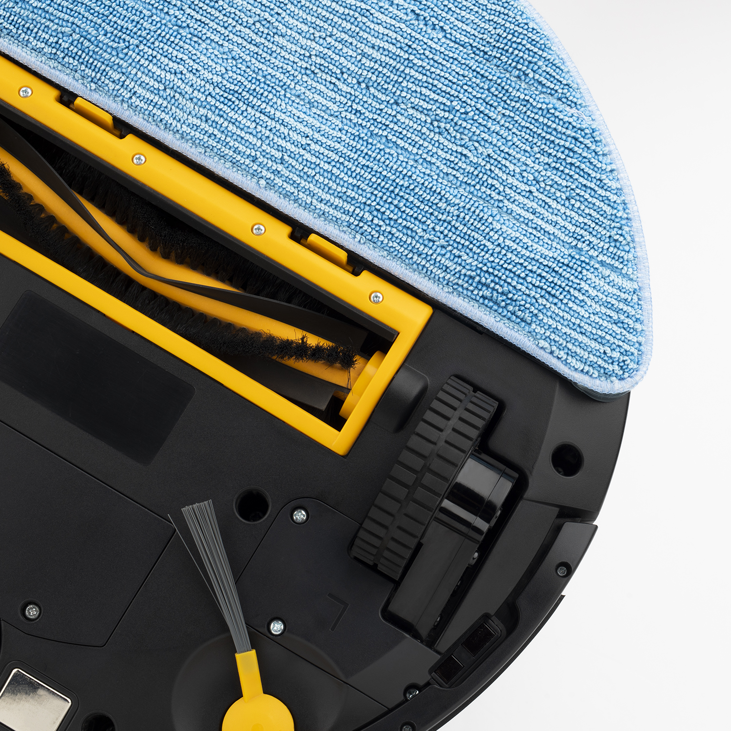 Widok z góry na robota sprzątającego z dołączoną niebieską nakładką czyszczącą.