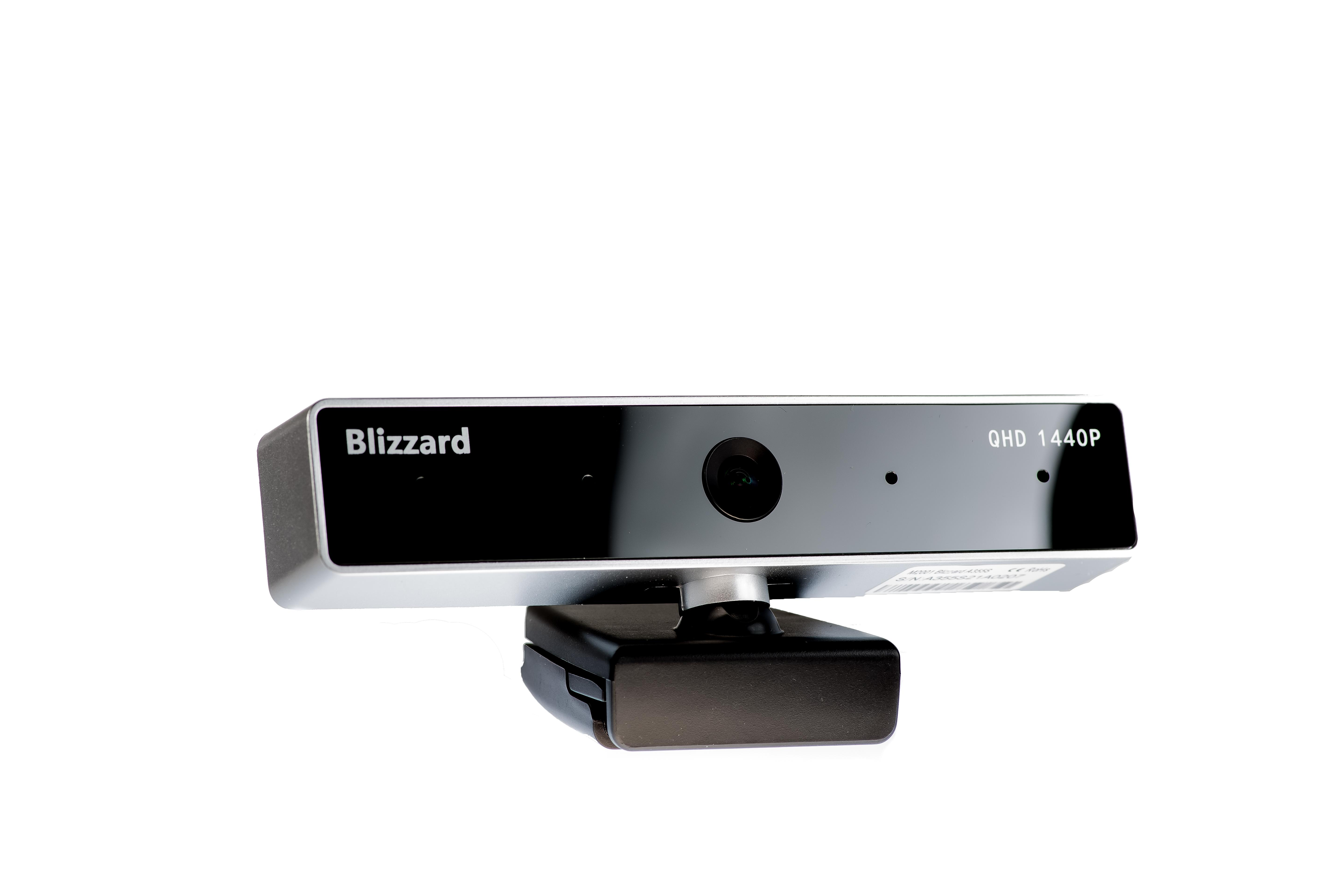 Schwarze und silberne Webcam mit dem Wort Blizzard. Es steht auf einem schwarzen Ständer.