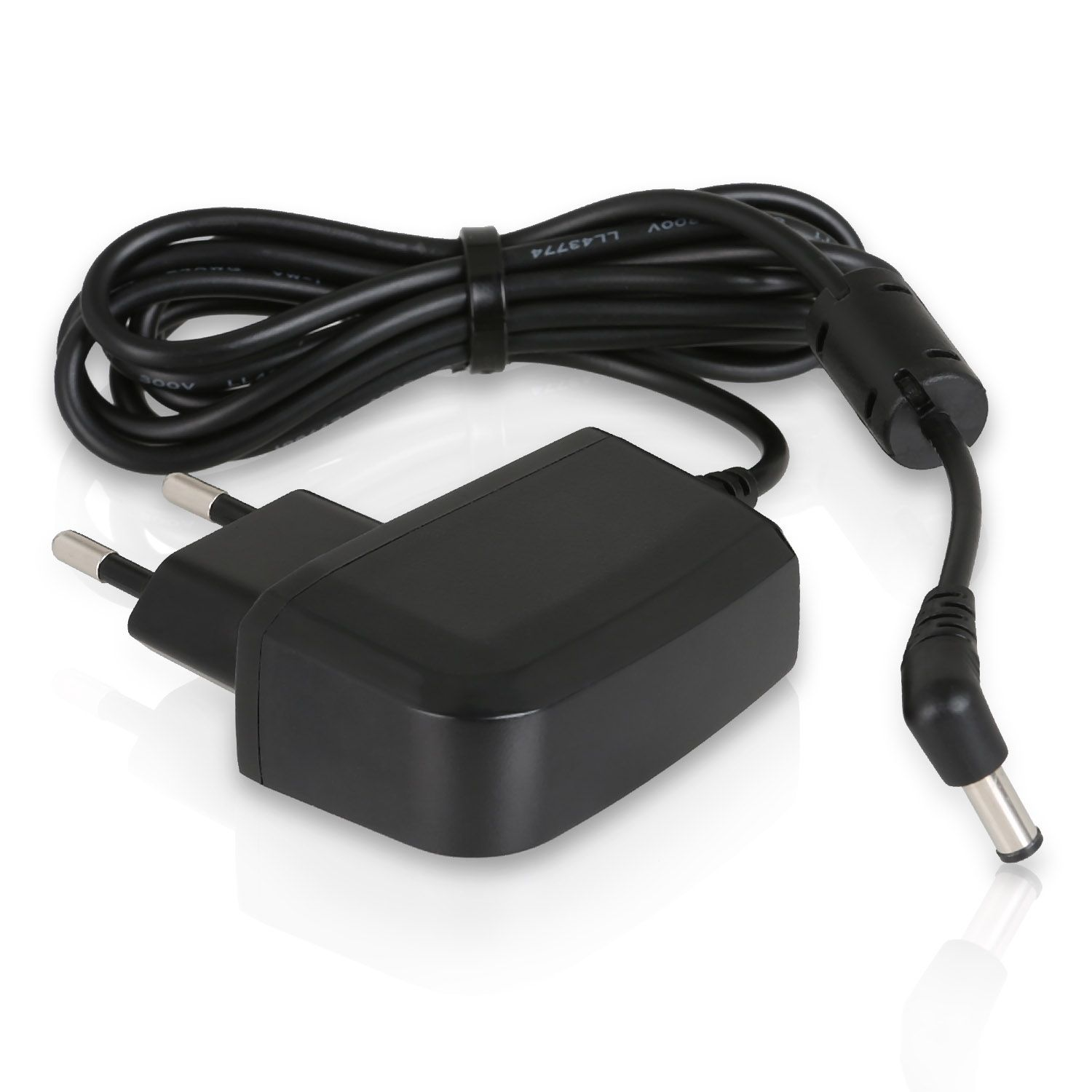Schwarzes Ladegerät mit europäischem Stecker und angeschlossenem Kabel. Das Kabel ist aufgerollt.