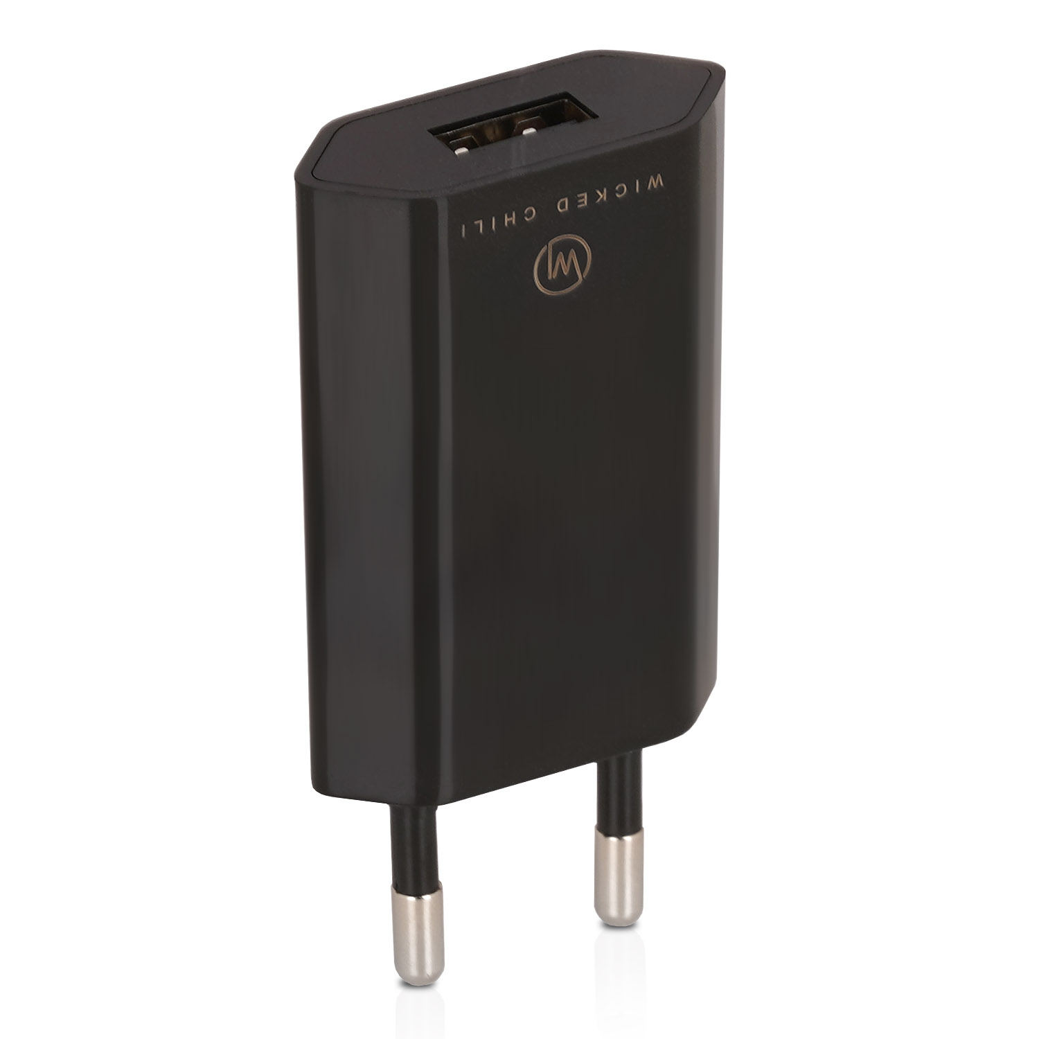 Ein schwarzes Wicked Chili USB-Ladegerät mit zwei silbernen Stiften für eine Steckdose und einem USB-Anschluss oben.