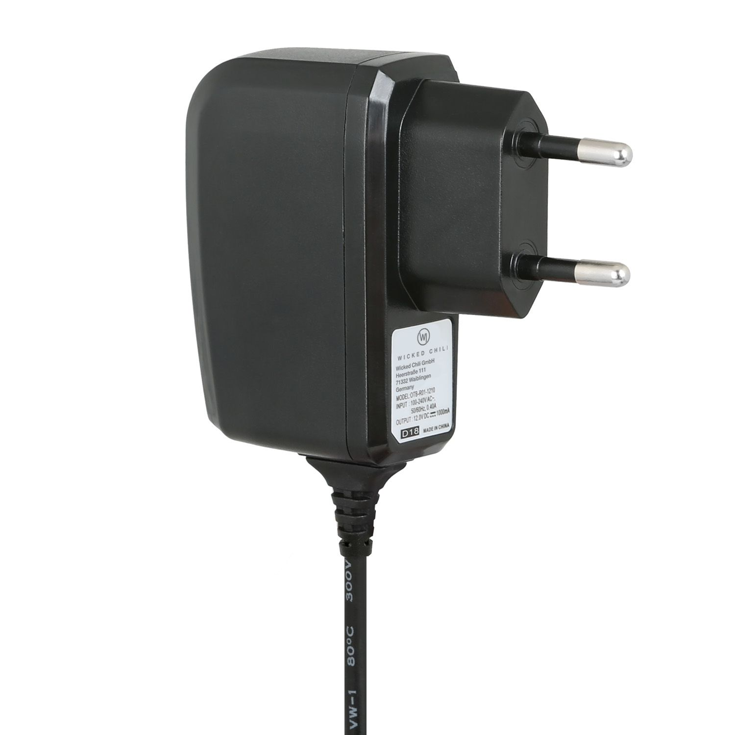 Schwarzes Netzteil mit Eurostecker. Der Adapter hat ein Etikett mit Text.