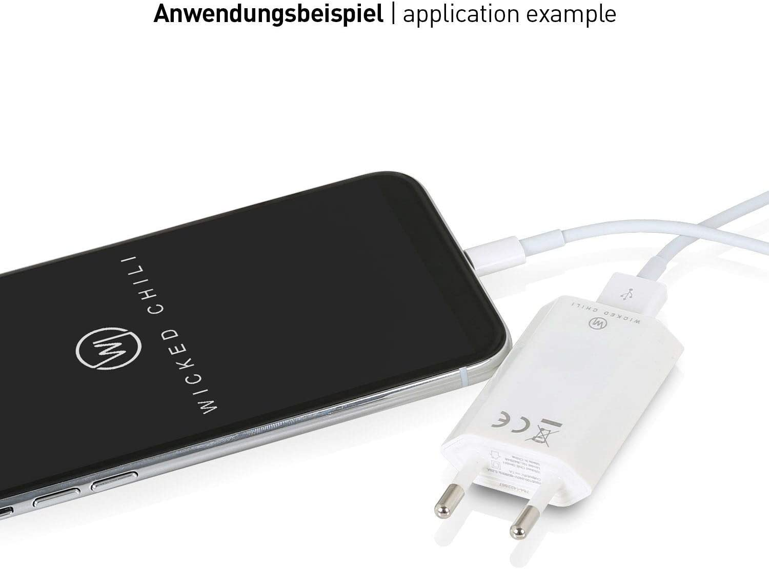 Telefon an Ladegerät angeschlossen. Weißes Ladegerät und Kabel, schwarzes Telefon.
