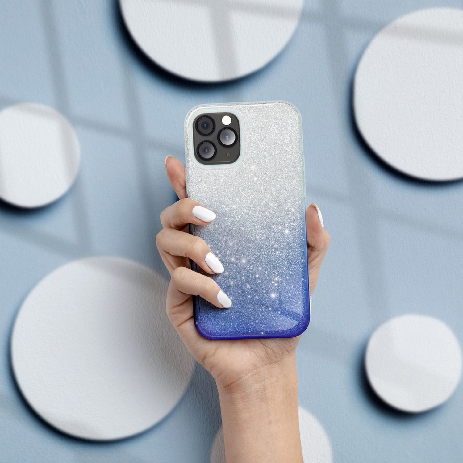 Hand, die ein Telefon mit glitzernder Farbverlaufshülle hält. Blau-weißer Hintergrund.