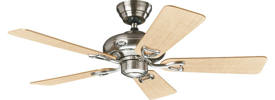 Deckenventilator mit fünf Holzblättern und einem silbernen Sockel. Der Ventilator steht vor weißem Hintergrund.