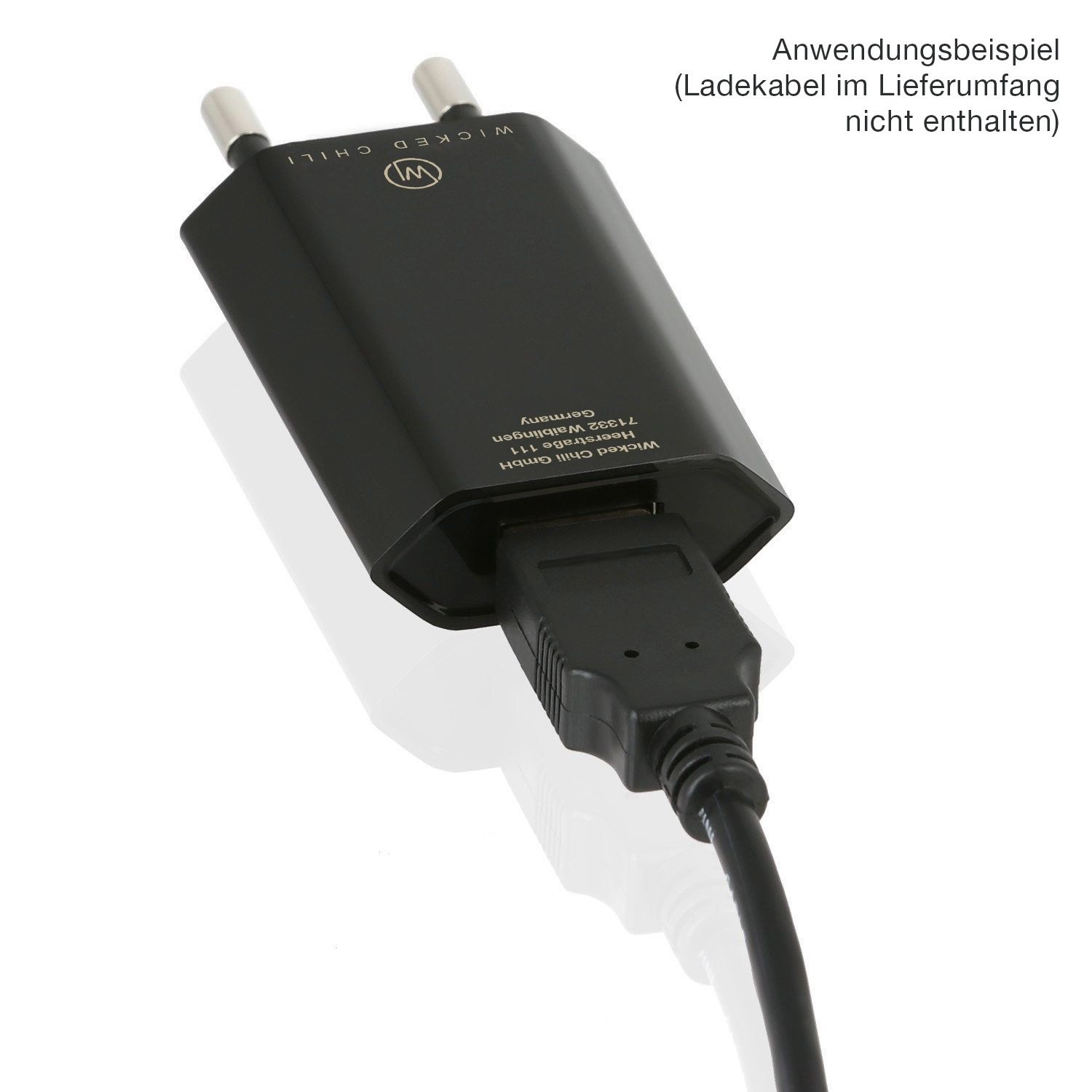 Ein schwarzes Ladegerät mit USB-Stecker, eingesteckt in eine Steckdose.