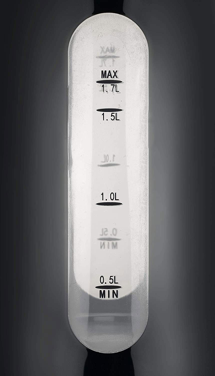 Przezroczysty plastikowy wskaźnik poziomu wody. Pokazuje oznaczenia dla litrów. Czarne tło.