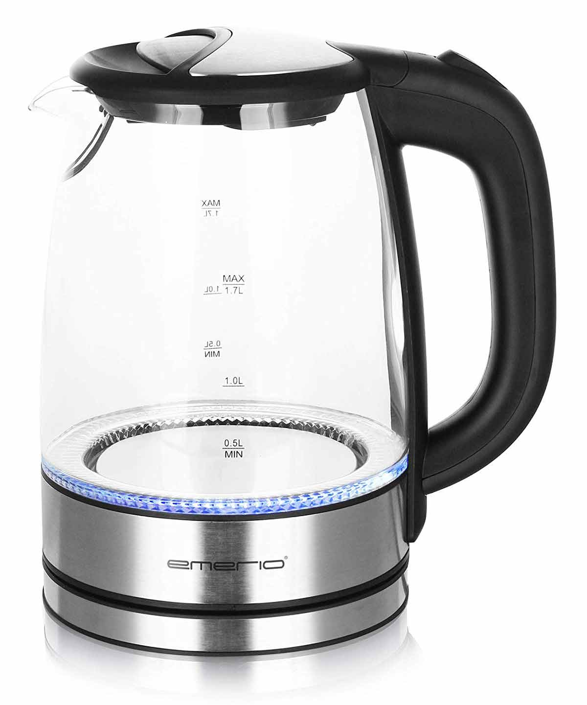 Una tetera eléctrica de vidrio con mango negro y base plateada.