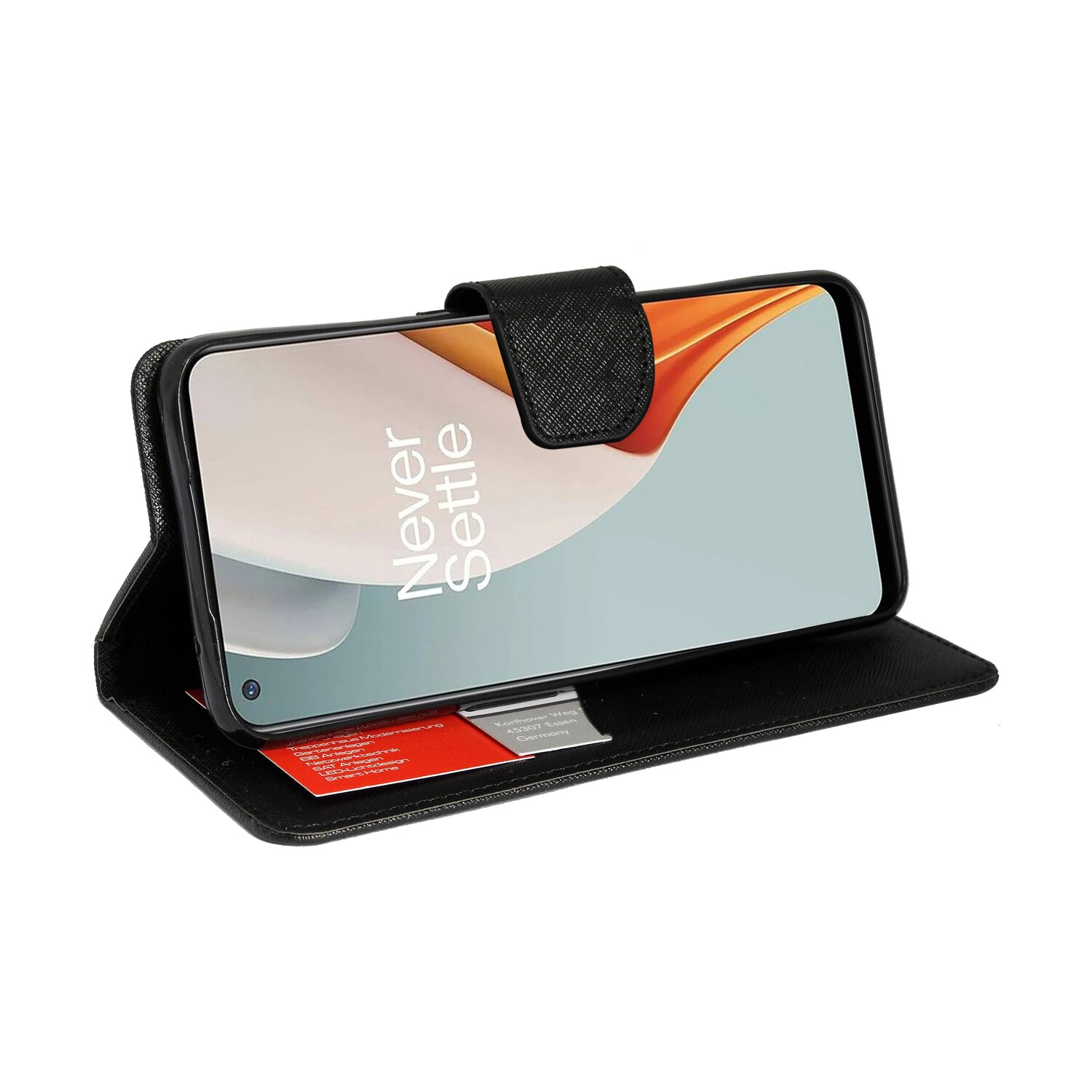 Ein Smartphone in einer schwarzen Lederhülle im Brieftaschenstil, Bildschirm sichtbar.