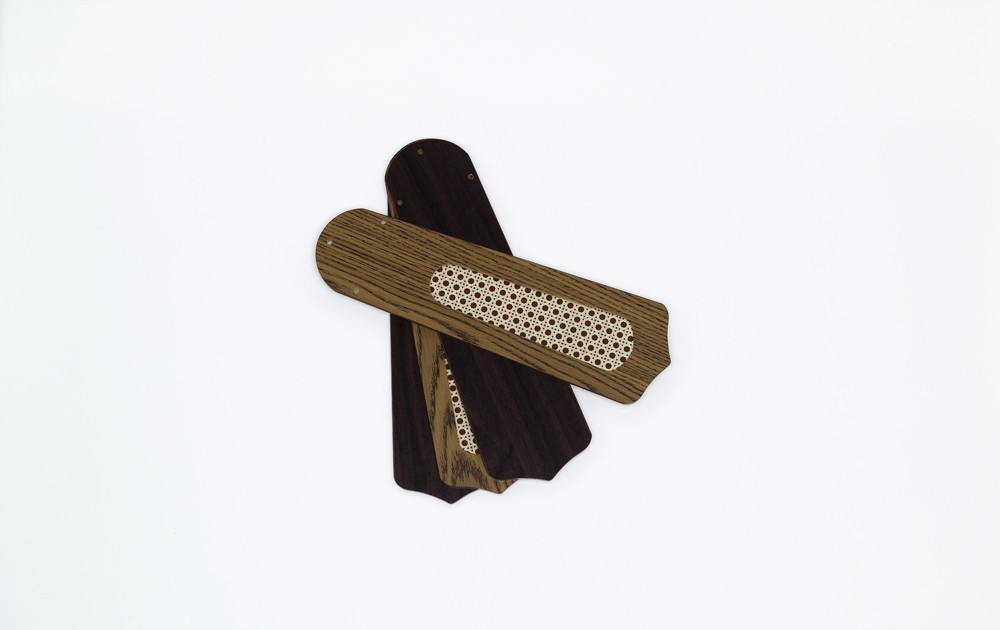 Tre pale di ventilatore in legno con sfondo bianco. Due sono marroni scure, una marrone chiaro.