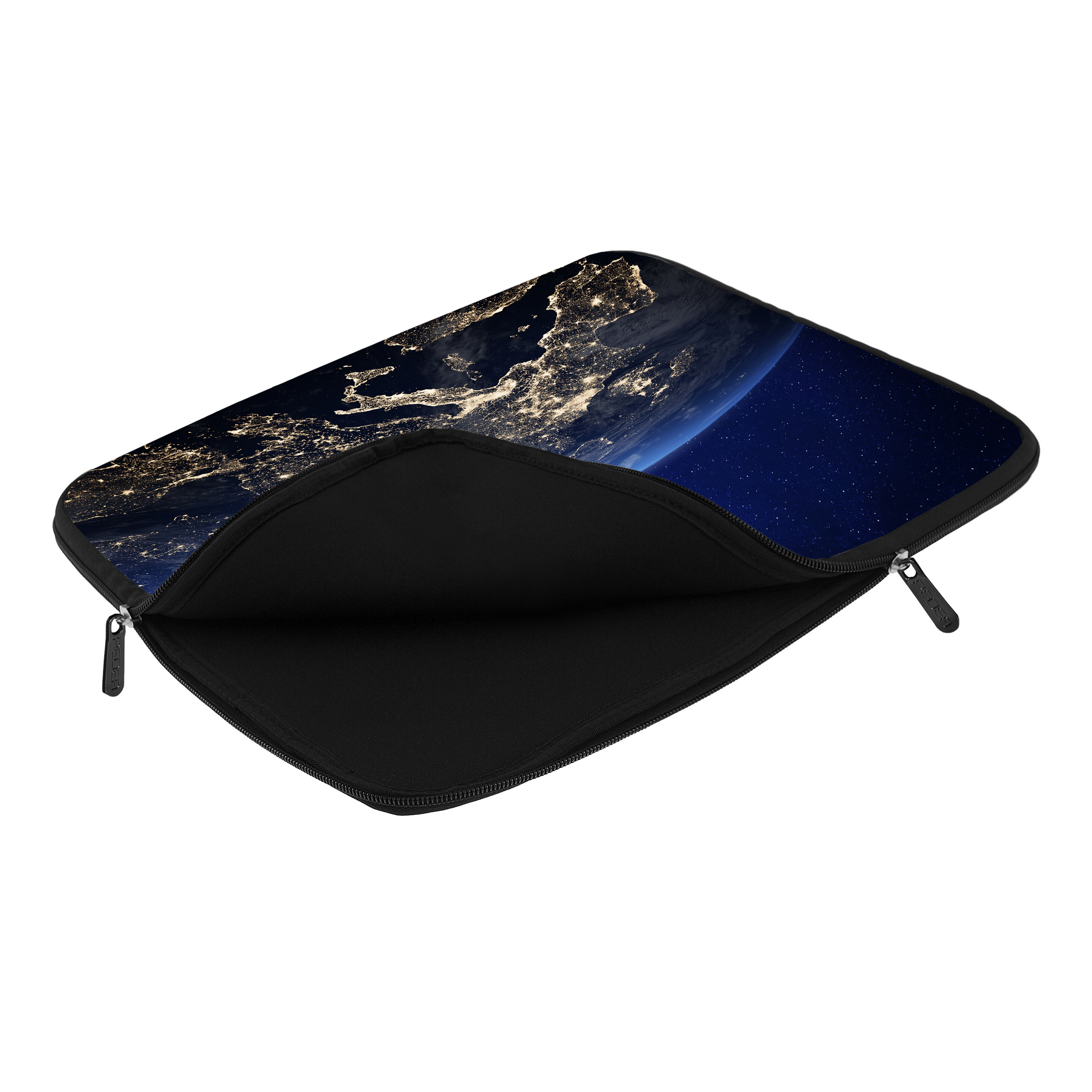 Eine Laptop-Hülle mit Nachtansicht von Europa mit Stadtlichtern und Sternen.