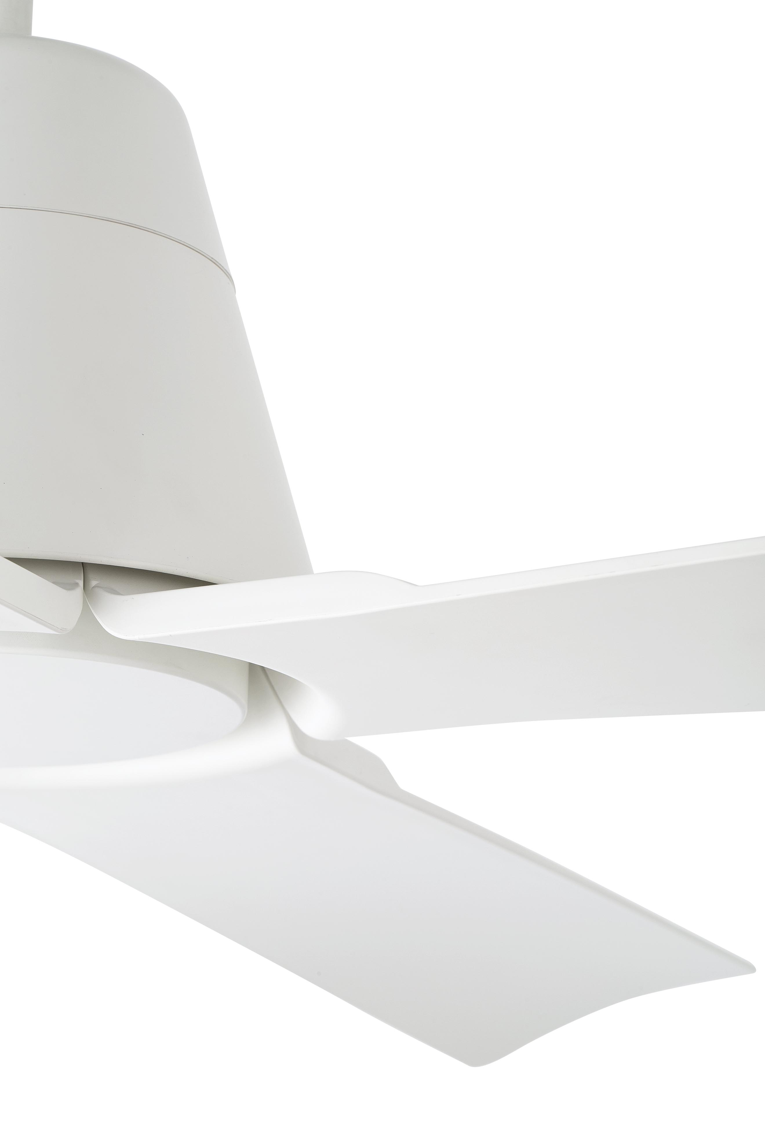 Ventilatore da soffitto bianco con tre pale su sfondo bianco.