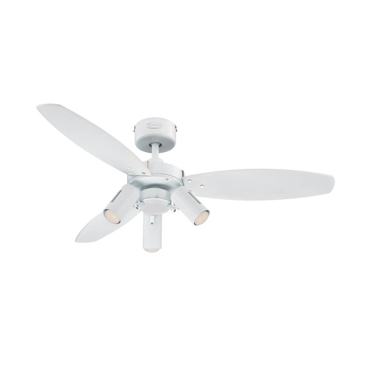 Ventilatore da soffitto bianco con tre pale e tre faretti, isolato su bianco.