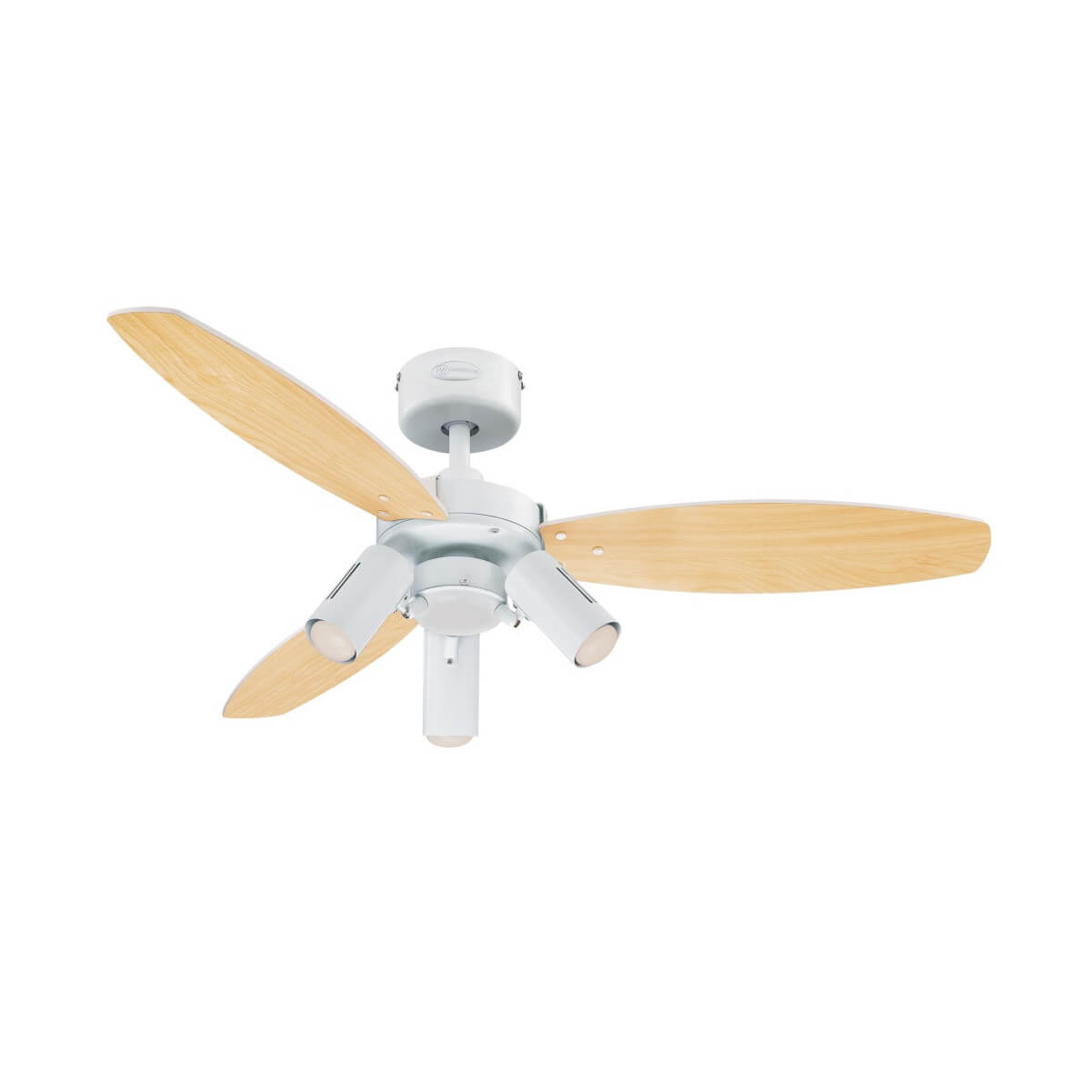 Un ventilatore a soffitto con tre pale in legno e tre luci, su sfondo bianco.