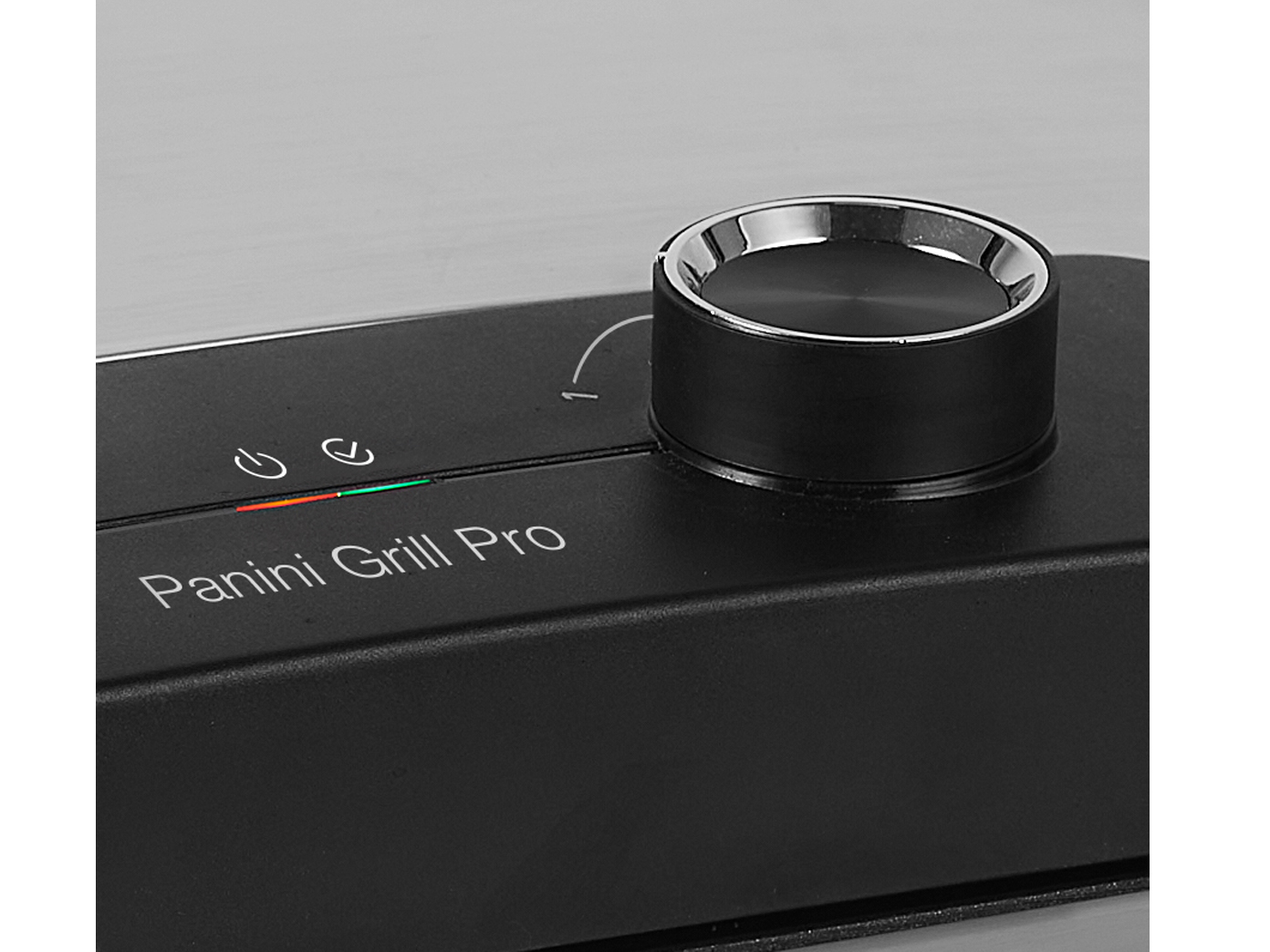 Nahaufnahme des Panini Grill Pro mit Drehregler und Betriebsanzeigen.
