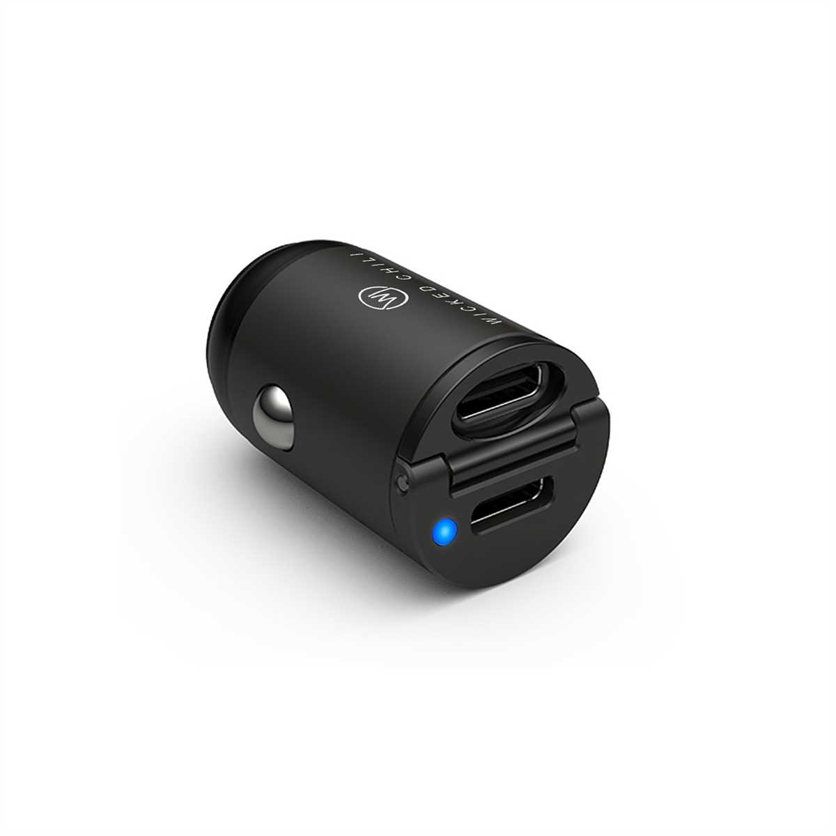 Schwarzes Autoladegerät mit zwei USB-Anschlüssen. Die Marke ist Wicked Chili. Blaue LED.