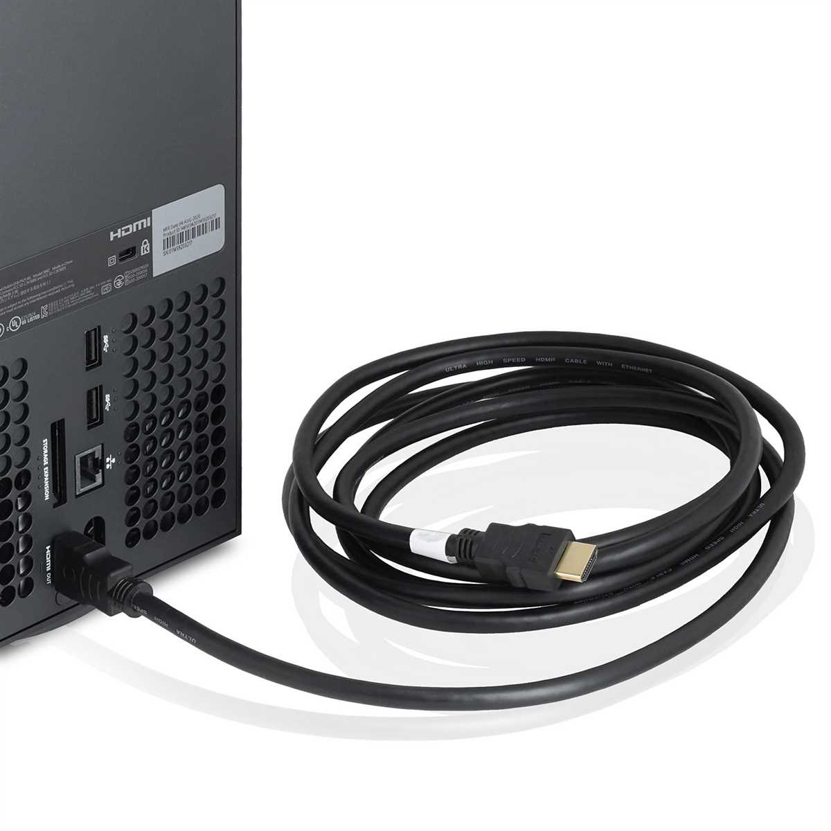 Schwarzes HDMI-Kabel, das an eine schwarze Spielekonsole angeschlossen ist. Weißer Hintergrund.