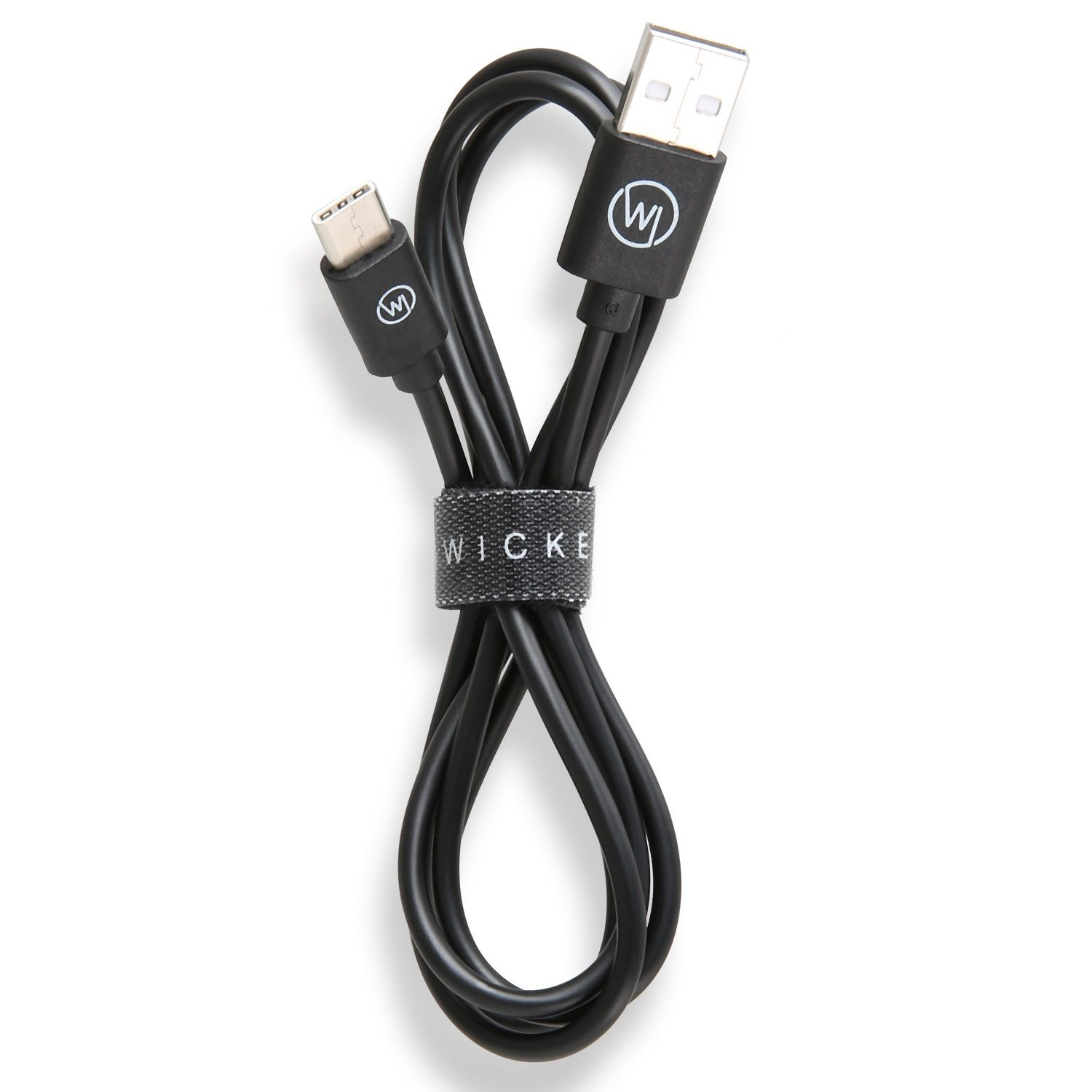 Ein schwarzes USB-C-Kabel, das mit einem Riemen gebunden ist, mit dem Markenlogo an beiden Enden.